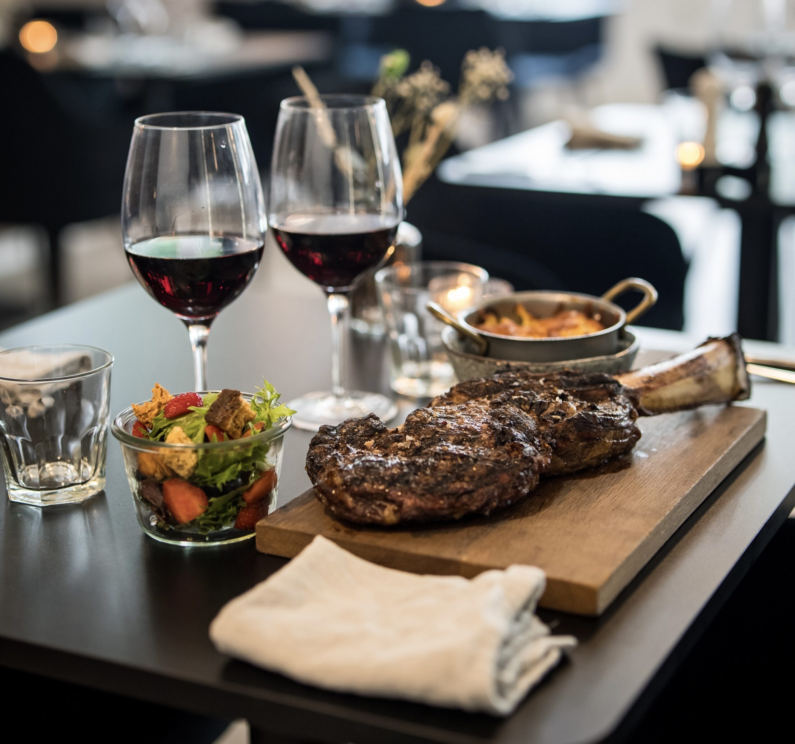 Rebelsk hjemme Stor saftig tomahawk steak med sommersalat og vin – Restaurant Rebelsk, Randers