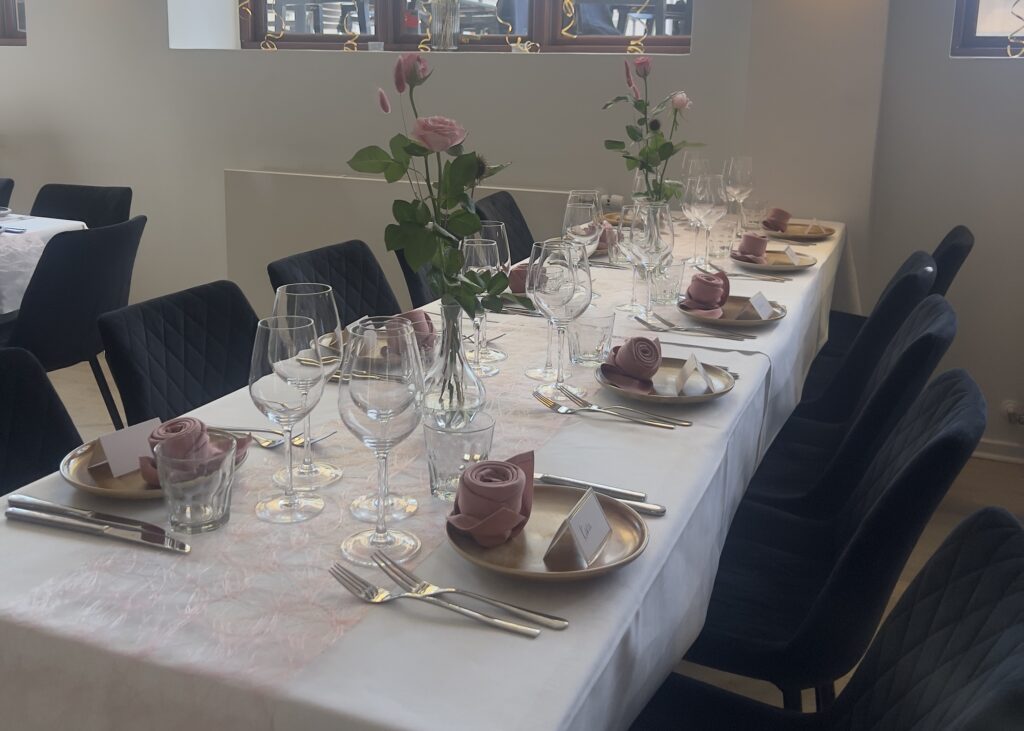 smukt opdækket bord med service og roser, restaurant rebelsk i randers