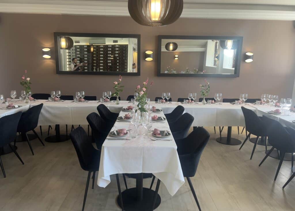 Smukt opdækket bord til konfirmation - restaurant rebelsk i randers